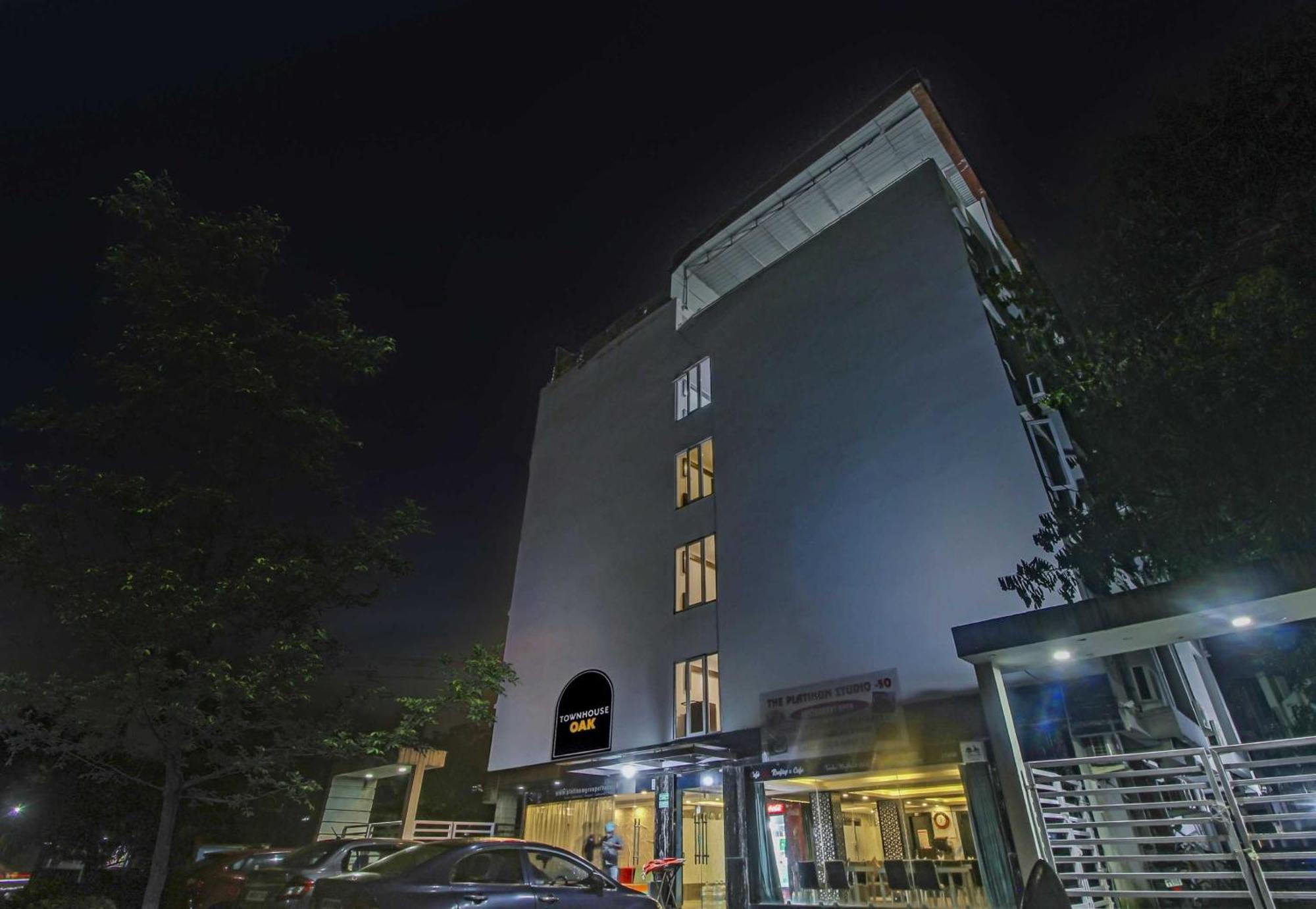 Townhouse Oak The Platinum Studio Hotel Kolkata Exterior photo